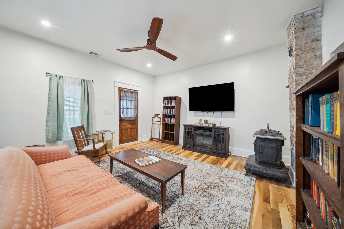 Living room - Enjoy the vintage decor, watch TV, or unwind with board games and books in this cozy space.